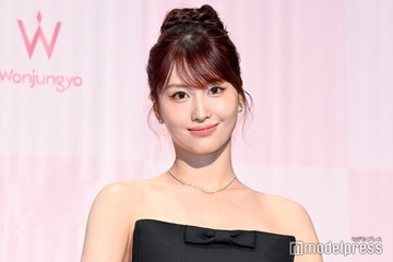 TWICEモモ、黒のタイトドレスから美デコルテ披露 上品“桃メイク”で魅力全開 画像