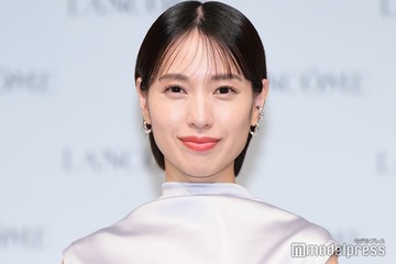 戸田恵梨香、美背中輝く光沢ドレス姿披露 圧巻のオーラ放つ 画像