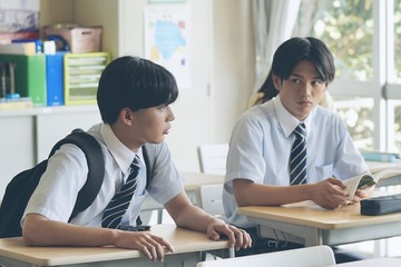 AmBitious真弓孟之、長編映画初出演で堂々の存在感 “先輩”なにわ男子・長尾謙杜との共演シーンも解禁【恋に至る病】 画像
