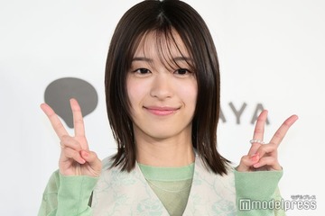 鳴海唯、変形トップスから美肩チラリ「何でも着こなしててすごい」「おしゃれ上級者」と反響 画像