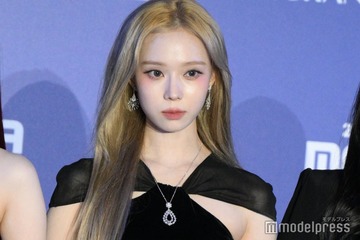 aespaウィンター、ミニ丈Tシャツ姿で美ウエスト大胆披露「二度見した」「くびれ方がすごい」 画像