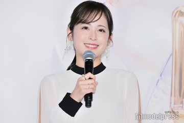 久慈暁子、ノースリーブ姿で母とロンドン満喫「可愛すぎる」「親孝行ですね」の声 画像