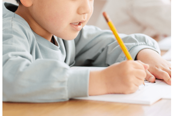 【祖父母の家で…】文字を練習する4歳の孫　自由帳を見た瞬間⇒まさかの内容に「うるっとした」「うちの子になっちゃうか？」 画像