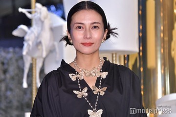 柴咲コウ、シースルースリットワンピコーデ 台湾ショットに反響「美の塊」「背中がセクシー」 画像