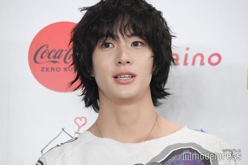 RIIZEアントン、プールでの肉体美に「広背筋二度見した」「すごい肩幅」 画像