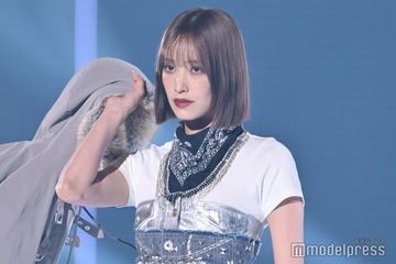 佐々木久美、デニムスタイルでクールな視線 バンダナがアクセント【TGC2025A/W】 画像