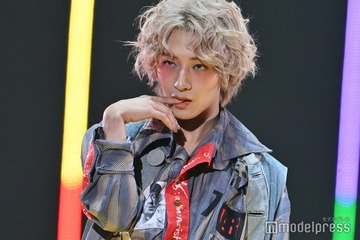 MAZZEL・NAOYA、派手メイク×金髪パーマが別人級 指噛む仕草で異彩オーラ放つ【TGC2025A/W】 画像