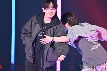 宮世琉弥、メガネ×オールブラックでクールなムード 山下幸輝とハイタッチで会場沸かす【TGC2025A/W】 画像