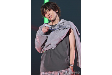 山下幸輝、袖を通さないパーカー斬新着こなし披露 逞しい腕のぞく【TGC2025A/W】 画像