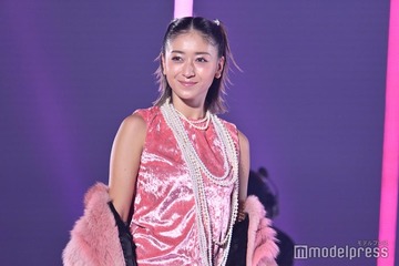 みちょぱ、ミニ丈からほっそり美脚輝く ハーフツインヘアで新たな魅力【TGC2025A/W】 画像