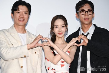 パク・ミニョン「コンフィデンスマンKR」豪華キャストと来日 ベアトップドレスで美デコルテ輝く 画像