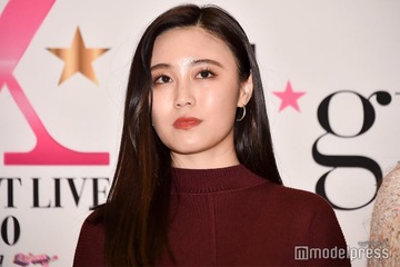 鷲尾伶菜、ミニ丈トップス姿で美ウエスト披露「かっこいい」「似合ってる」 画像