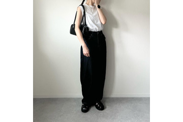 上下【ユニクロ】で完成。名品デニムで魅せるシンプル都会派バランス【40代の毎日コーデ】 画像