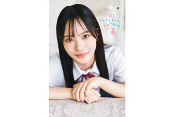 櫻坂46四期生・中川智尋、制服姿で初々しい笑顔 人生初のソロ表紙飾る 画像