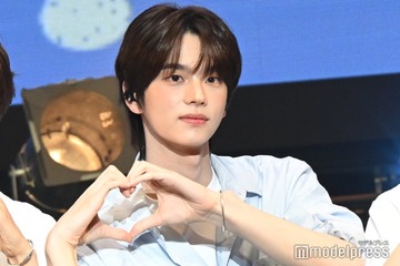 TWSシンユ、母親との手繋ぎ動画に反響「親子でスタイル抜群」「恋人のよう」幼少期ショットも公開 画像