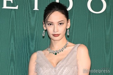 大政絢、美スタイル際立つ胸元ざっくりマーメイドドレス姿披露【ブルガリ展覧会フォトコール第一夜】 画像