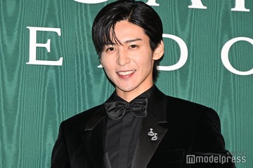 Snow Man目黒蓮、オールブラック×ジュエリーで圧巻オーラ「繋がりや思いが詰まっている」コーディネートで登場【ブルガリ展覧会フォトコール第一夜】 画像