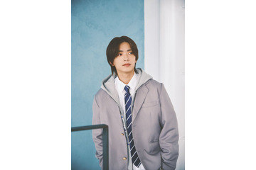 なにわ男子・高橋恭平、ブレザー・マフラー…制服ルック披露 「ストロボ・エッジ」グラビアも 画像