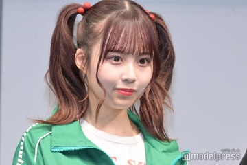 乃木坂46佐藤璃果、穴開きデニムから美脚チラリ「可愛い」「似合ってる」 画像