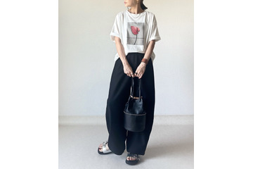 クールにオシャレに決まる「フォトTシャツ」。お手本にしたいリラクシーな大人の着こなし【40代の毎日コーデ】 画像