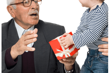 誕生日を迎えた50代の祖父　孫がプレゼントを渡した瞬間⇒祖母への”予想外の行動”に「まだ2歳なのに」「優しい」 画像