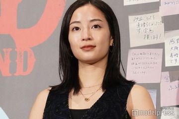 広瀬すず、ノースリーブ衣装で登場 共演者の可愛さにとろける【宝島】 画像