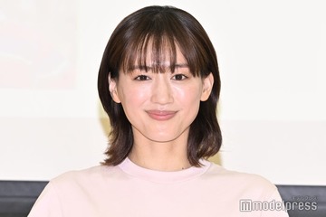 綾瀬はるか、有名作詞家との密着ショット公開「優しい笑顔に見惚れる」「透明感半端ない」の声 画像