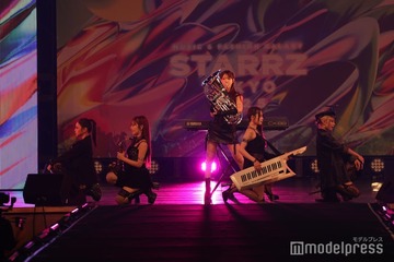 CiON、生演奏で迫力満点のパフォーマンス セクシー＆可愛い魅力も放つ【STARRZ TOKYO 2025】 画像