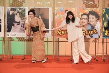 「あんぱん」今田美桜から「ばけばけ」高石あかりへ朝ドラ主演バトンタッチ プレゼント交換も 画像