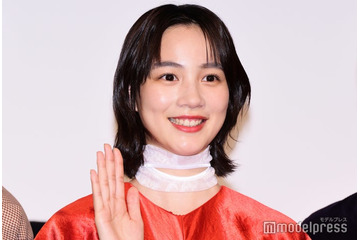 のん、変形タンクトップ×ミニスカ姿のライブショット公開「魅力全開」「カッコ可愛い」の声 画像