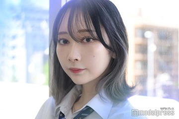 くれまぐ・浅見めい、膝上ミニスカから美脚大胆スラリ「脚綺麗すぎ」「大人っぽい」の声 画像
