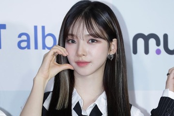 aespaカリナ、ミニスカ×ストッキングで美脚際立つ「可愛すぎ」「魅力が溢れてる」の声 画像