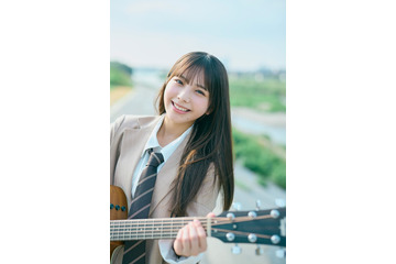 日向坂46下田衣珠季、ギター持ちキュートな笑顔「五期生のぽかぽか写真館」5人目公開 画像