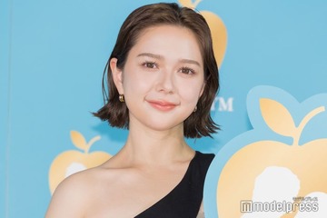 村重杏奈、胸元大胆な姿に熱視線「二度見した」「セクシーすぎる」 画像