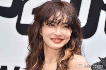 長谷川京子、美肩ライン全開のオフショル姿 豪華自宅でのショットに「すべてが美しい」「色っぽい」と反響 画像