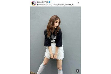 板野友美、ほっそり美脚が眩しいミニスカSHOTに絶賛の声「お似合いです」「めっちゃ可愛い」 画像