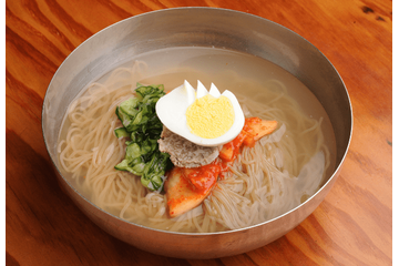 韓国の冷麺屋で…食事を注文すると「えっ！」→困惑した”お箸の収納場所”とは！？ 画像