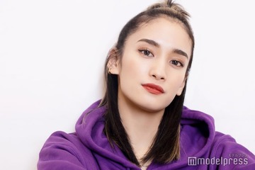 YURINO、第1子妊娠報告「ママになることは夢だった」全身ヒョウ柄タイツ姿のマタニティフォトも披露 画像