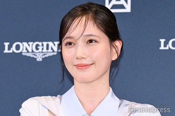 本田翼、ブルーサファイア光る腕時計×爽やかワンピ姿で登場 “お守りのような存在”語る 画像