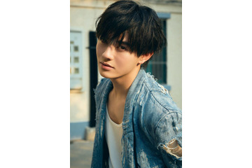 前田拳太郎、自身初のカレンダー発売決定！上海と宮古島を舞台にエモーショナルな美麗カット連発 画像