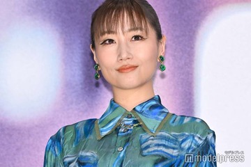 大塚愛、スリットワンピから美脚チラリ「映えてる」「スタイル良い」の声 画像