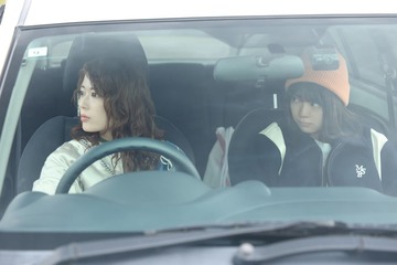 【ふたりエスケープ 第1話】先輩（岩本蓮加）、後輩（冨里奈央）に“プロの現実逃避”を伝授 到着した思わぬ目的地とは 画像