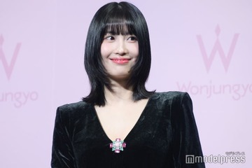 TWICEモモ、美デコルテ＆美腹筋際立つチューブトップ姿披露に「目が釘付け」「輝いてる」の声 画像