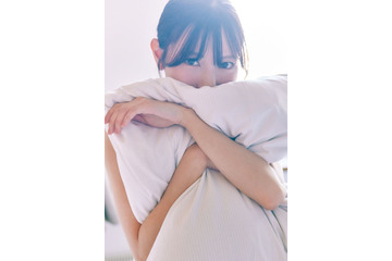 日向坂46河田陽菜、枕を抱きしめ上目遣い 2nd写真集裏表紙＆秋元康氏による帯コメント解禁【テイクオフ】 画像