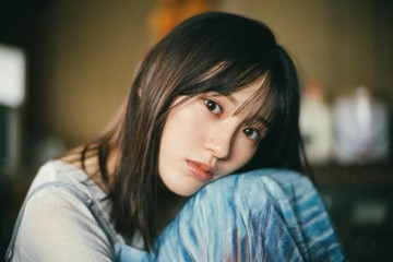 乃木坂46大越ひなの、ドキッとするまなざしで魅せる！ノスタルジックなロケーションでグラビアに挑戦 画像