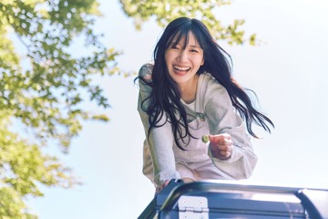 日向坂46河田陽菜、屋根上で満面の笑み 2nd写真集先行カット10弾公開＆パネル展開催書店決定【テイクオフ】 画像