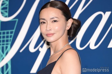 長谷川京子、美背中際立つドレス姿披露「しなやかな美しさ」「エレガントで憧れる」の声 画像