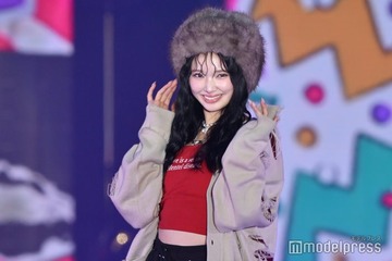 Girls2山口綺羅、圧巻スタイル際立つショーパン姿 ファーハットがキュート【ガルアワ2025AW】 画像