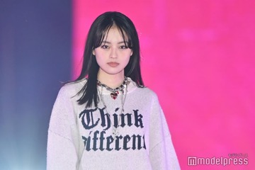 26年度朝ドラ主演の上坂樹里、美脚のぞく変形スカート姿 クールなメイクで印象ガラリ【ガルアワ2025AW】 画像
