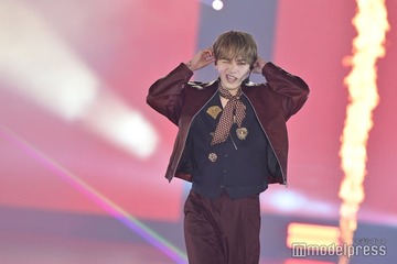 宮世琉弥、投げキッス＆ジャケット脱ぐ演出でファン魅了 水分補給の許可取りも【ガルアワ2025AW】 画像